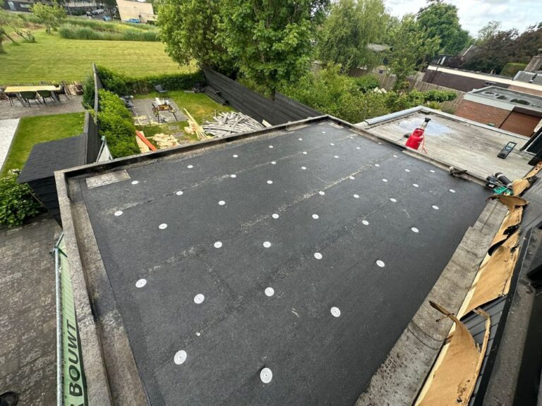 Plat dak renovatie met isolatie en bitumen dakbedekking.
