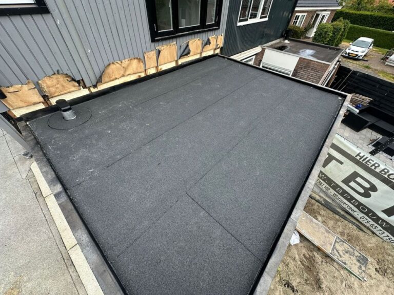 Plat dak met zwarte dakbedekking renovatie
