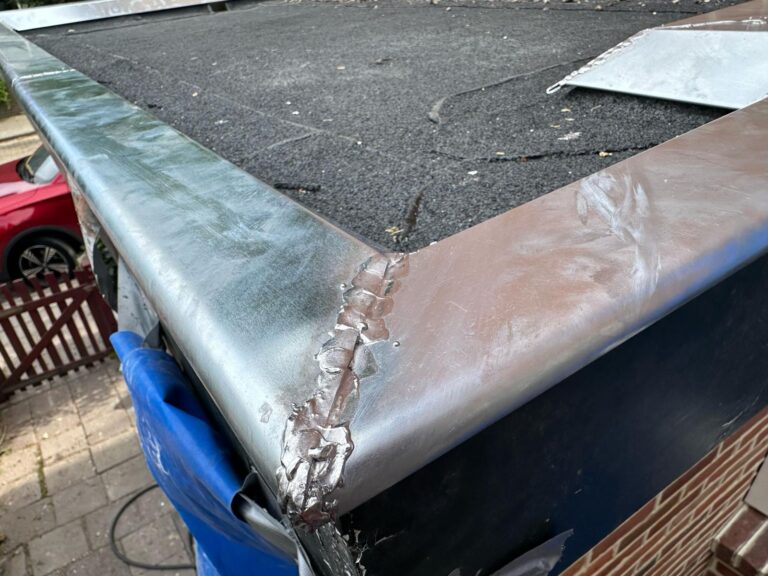 Reparatie van metalen dakgoot op plat dak.
