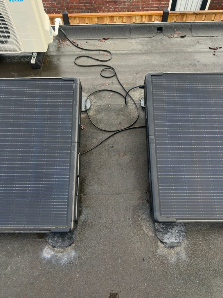 Zonnepanelen op plat dak met kabels