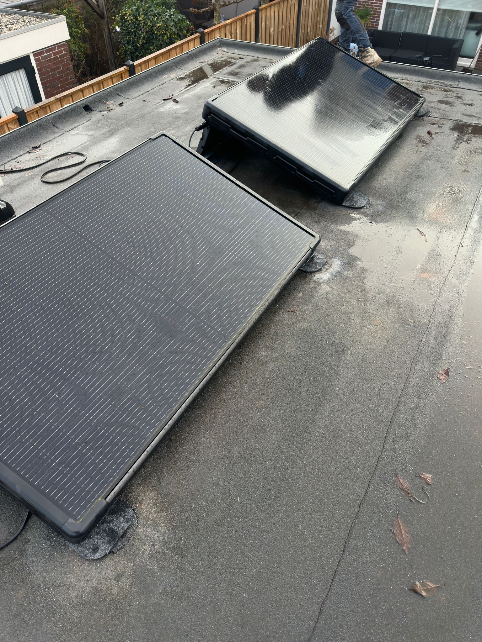 Zonnepanelen op plat dak geïnstalleerd.
