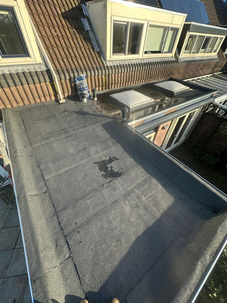 Plat dak met dakramen en dakbedekking.