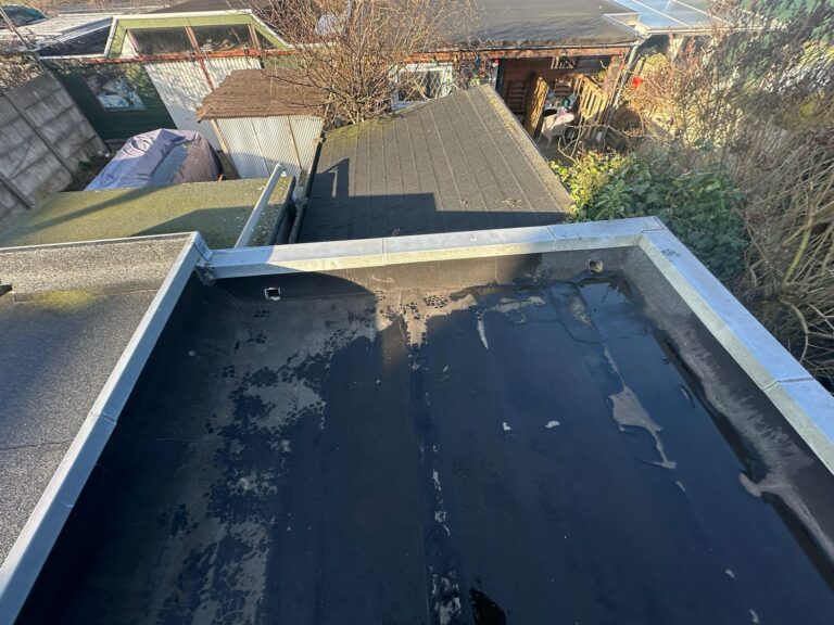Overzicht van daken met wateropvang en tuinhuisje.
