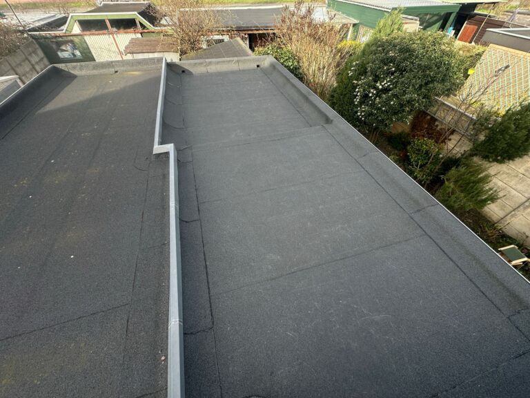 Bitumen plat dak met aanzien tuin.