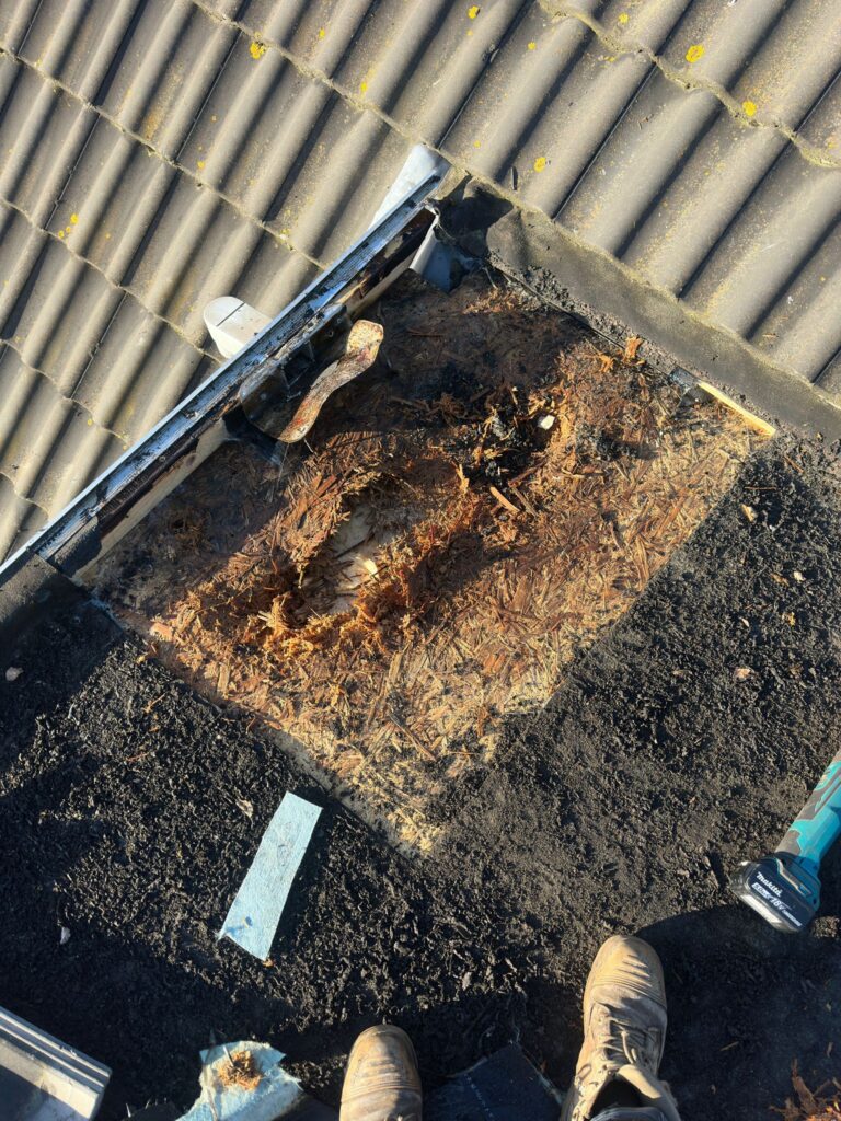 Herstelwerkzaamheden aan dak met gebroken dakpannen.