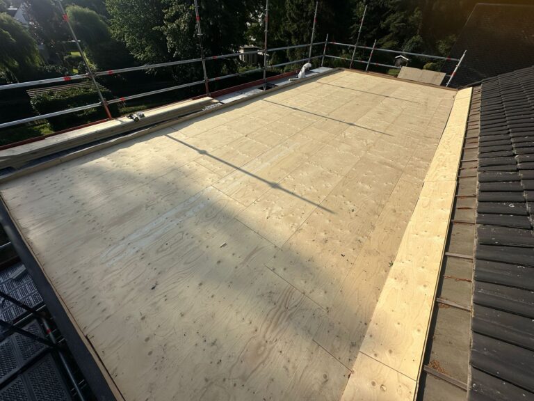 Houten dakconstructie in aanbouw onder zonlicht.