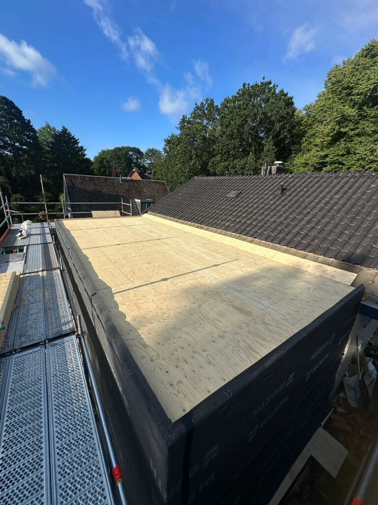 Plat dak met houten bekleding en steiger.