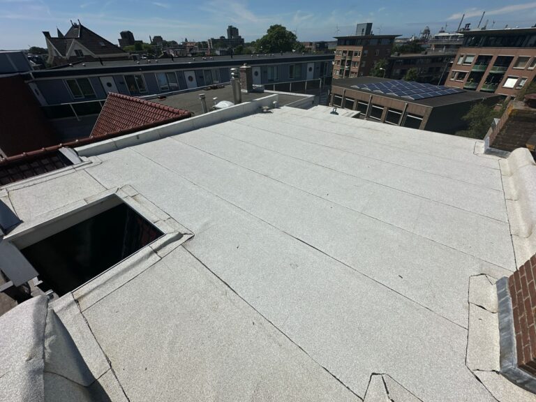 Plat dak van appartement met zonnepanelen op achtergrond