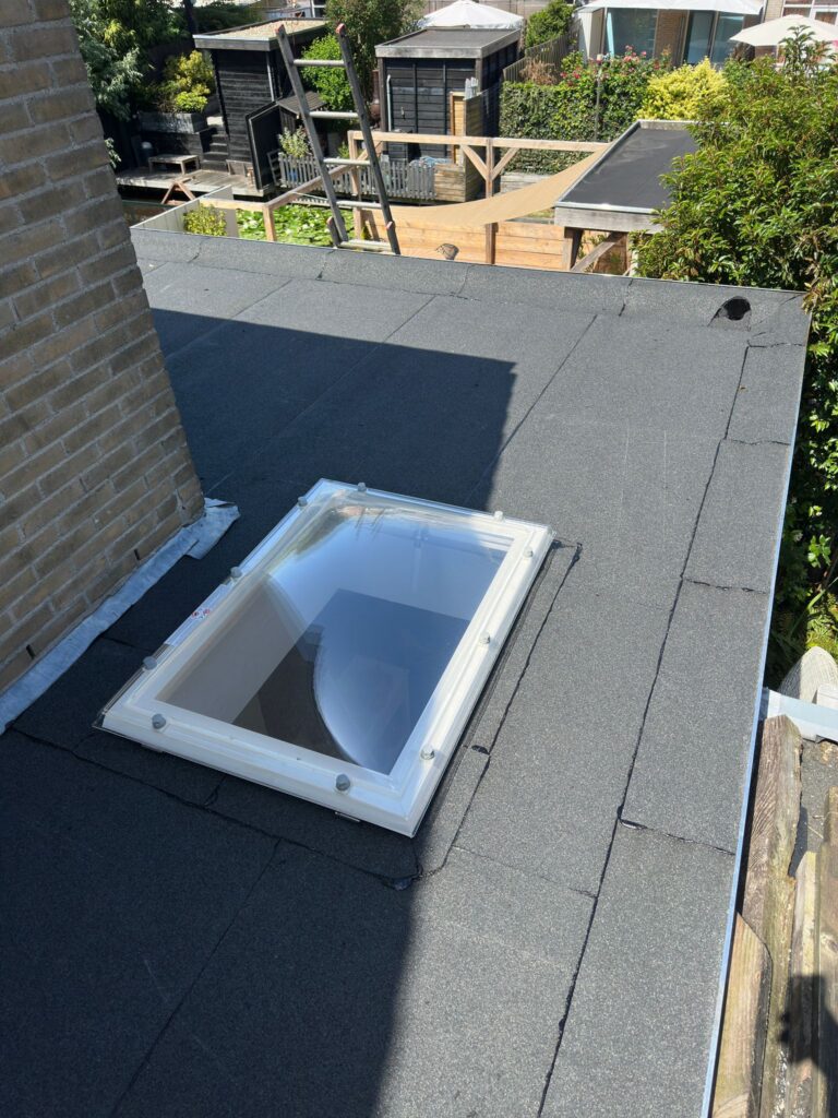 Plat dak met dakraam en groene tuin