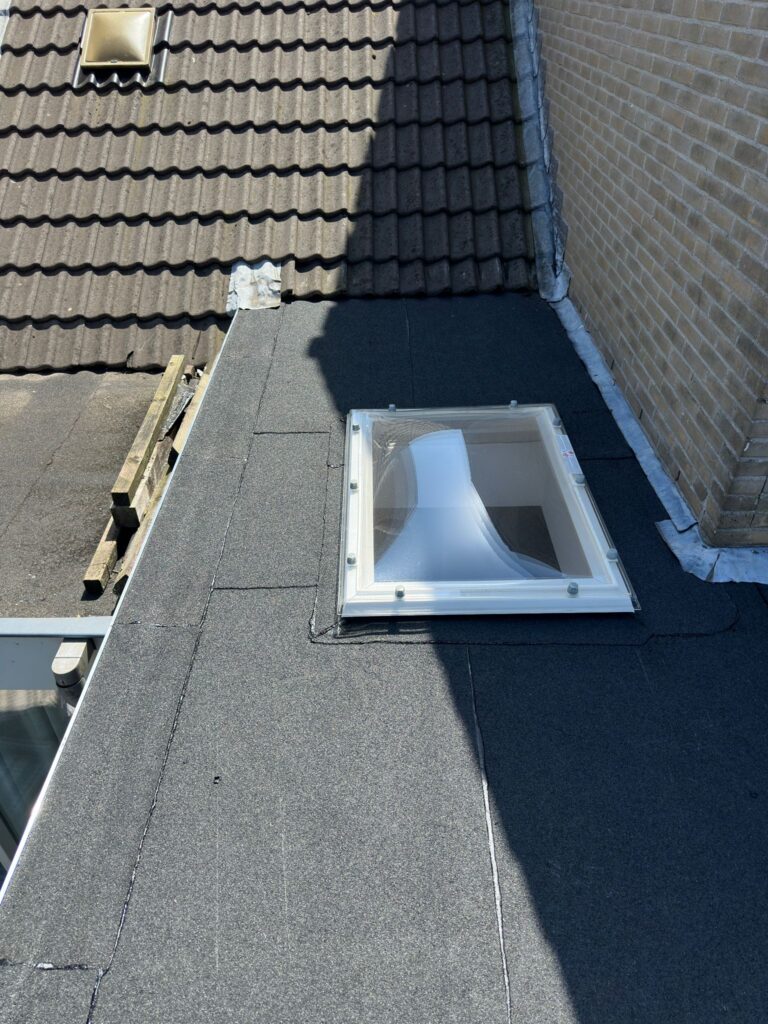Plat dak met dakraam en shingles