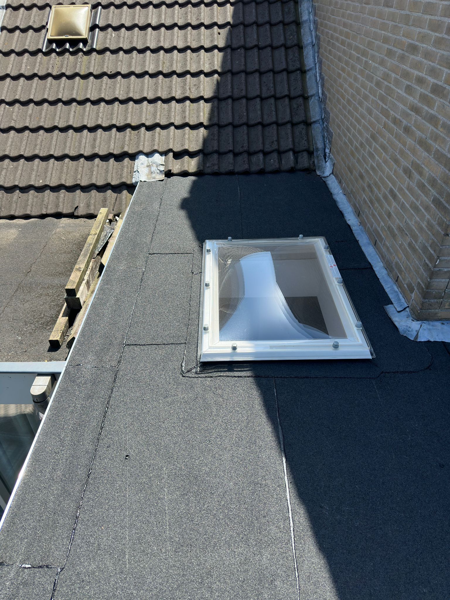 Plat dak met dakraam en shingles